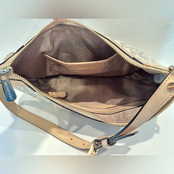 Michael Kors Jet Set Signature Vanilla PVC Shoulder Bag - Picture 9 of 12